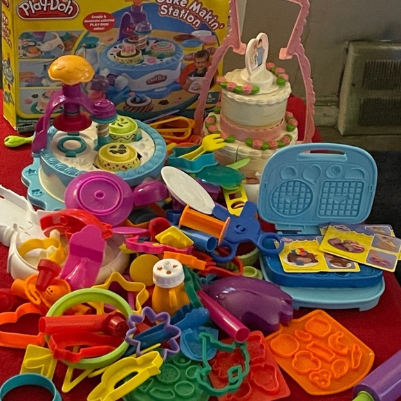 Playdoh and over 4 food creator sets - Picture 3 of 6